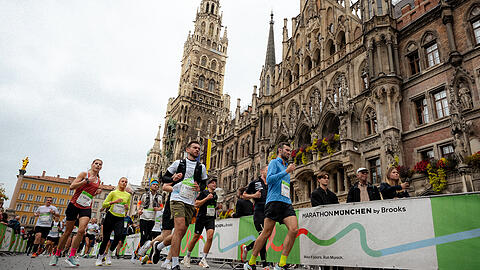 L&auml;uferinnen und L&auml;ufer beim "Marathon M&uuml;nchen by Brooks" im vergangenen Jahr. Heuer werden vom 9. bis 11. Oktober mehr als 40.000 L&auml;uferinnen und L&auml;ufer erwartet.