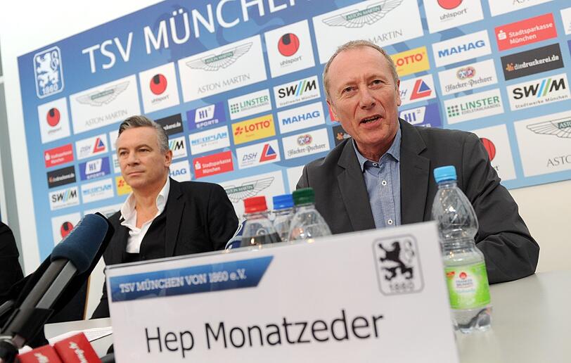 Hep Monatzeder und der Aufsichtsratsvorsitzende Otto Steiner (l) vom TSV 1860 München geben am 14.03.2013 in München in der Geschäftsstelle des Fußball-Zweitligisten eine Pressekonferenz. Monatzeder soll neuer Präsident von 1860 werden. Er ist als Kandidat des Aufsichtsrats vorgestellt worden und muss noch von den Delegierten und Mitgliedern des Vereins bestätigt werden.