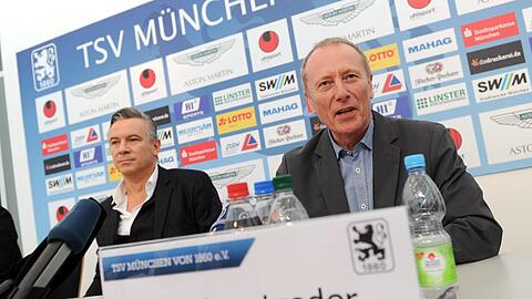 Hep Monatzeder und der Aufsichtsratsvorsitzende Otto Steiner (l) vom TSV 1860 München geben am 14.03.2013 in München in der Geschäftsstelle des Fußball-Zweitligisten eine Pressekonferenz. Monatzeder soll neuer Präsident von 1860 werden. Er ist als Kandidat des Aufsichtsrats vorgestellt worden und muss noch von den Delegierten und Mitgliedern des Vereins bestätigt werden.