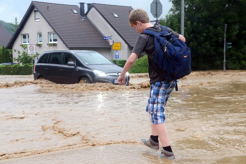 Es bleibt wechselhaft. Hier die Bilder vom Hitze-Gewitter in der Nacht zum Freitag.