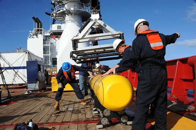 Endlich kommen auf der Suche nach dem Wrack von Flug MH370 U-Boote zum Einsatz. Hier wird eines ins Wasser gelassen.