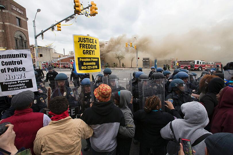In Baltimore entlädt sich nach der Beerdigung Freddie Grays eine Welle der Gewalt. Die Bilder.