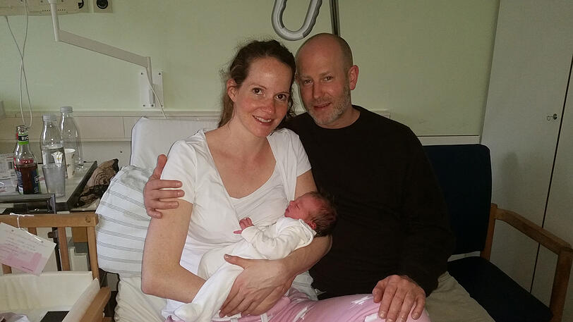 Stephanie und James mit ihrer kleinen Tochter Lucy im Krankenhaus. Am Wochenende darf die junge Familie wieder zurück nach Hause.