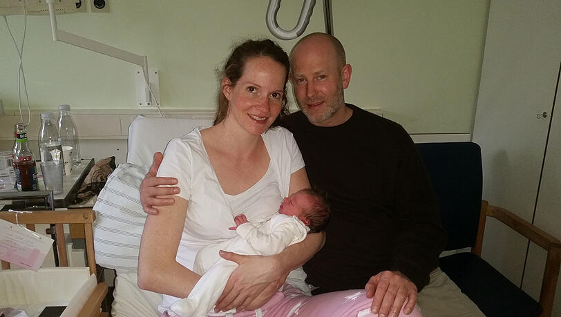Stephanie und James mit ihrer kleinen Tochter Lucy im Krankenhaus. Am Wochenende darf die junge Familie wieder zurück nach Hause. Stephanie und James mit ihrer kleinen Tochter Lucy im Krankenhaus. Am Wochenende darf die junge Familie wieder zurück nach Hause.