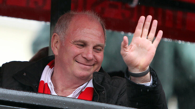 "Einen Neuaufbau kann man nicht machen, indem man 100-Millionen-Transfers für 29- und 30-Jährige durchzieht": Bayern-Präsident Uli Hoeneß