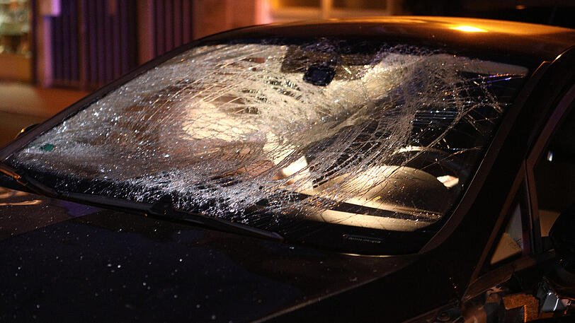 Der Pkw kam von der Straße ab und erfasste eine Familie auf dem Gehsteig. Zuvor wurde der Fahrer von einer Biene gestochen.