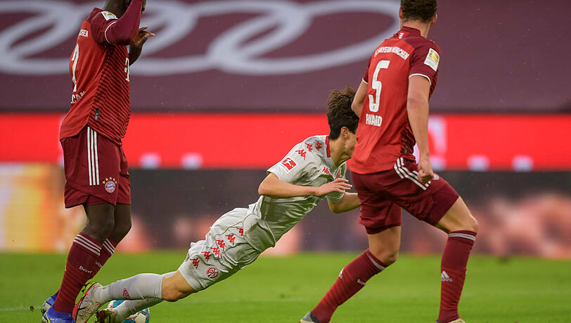 Dayot Upamecano brachte den Mainzer Jae-Sung Lee in der 19. Minute zu Fall, Schiedsrichter Benjamin Cortus entschied sich jedoch gegen Elfmeter. Dayot Upamecano brachte den Mainzer Jae-Sung Lee in der 19. Minute zu Fall, Schiedsrichter Benjamin Cortus entschied sich jedoch gegen Elfmeter.