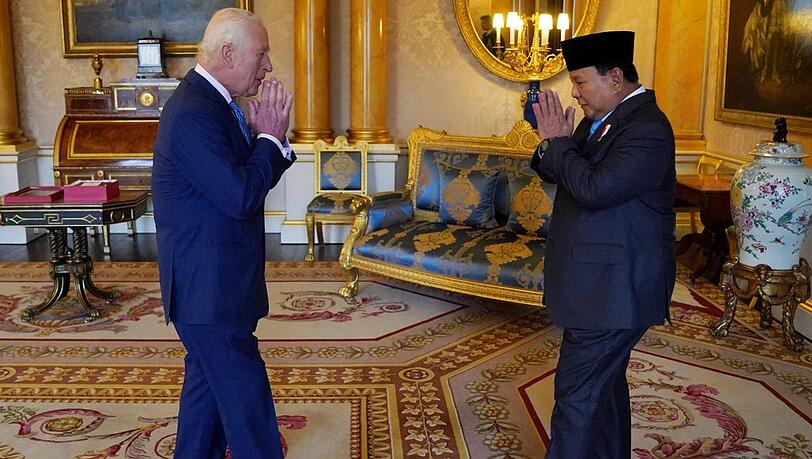 König Charles III. (l.) und Prabowo Subianto während einer Audienz.
