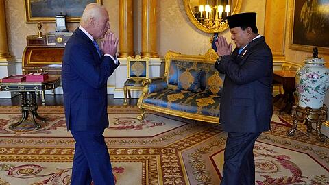 König Charles III. (l.) und Prabowo Subianto während einer Audienz.