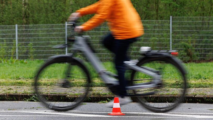 Eine Radfahrerin fährt mit ihrem Pedelec – auf ihnen passieren immer mehr Unfälle. (Symbolbild)