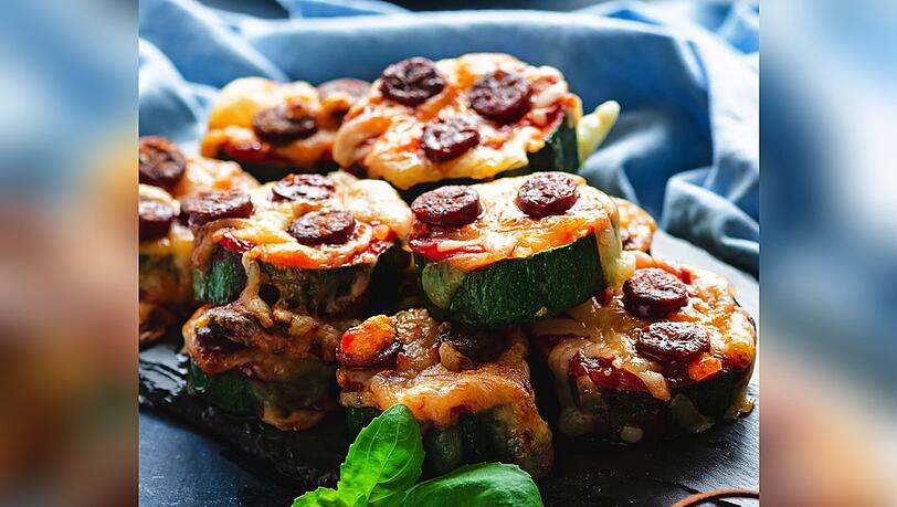Weniger Kohlenhydrate trotz vollem Geschmack: Diese Bites sind eine gute Pizza-Alternative.