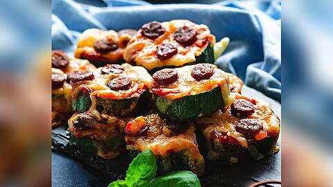 Weniger Kohlenhydrate trotz vollem Geschmack: Diese Bites sind eine gute Pizza-Alternative.