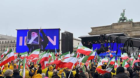 Tausende Menschen demonstrieren vor dem Brandenburger Tor f&uuml;r Freiheit im Iran.