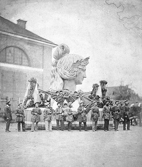 1850: Der riesige Kopf der Bavaria steht im Hof der Erzgie&szlig;erei von Ferdinand von Miller in der Erzgie&szlig;ereistra&szlig;e am westlichen Rand der Maxvorstadt. Anschlie&szlig;end wurde er feierlich zur Theresienwiese gefahren.