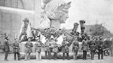 1850: Der riesige Kopf der Bavaria steht im Hof der Erzgie&szlig;erei von Ferdinand von Miller in der Erzgie&szlig;ereistra&szlig;e am westlichen Rand der Maxvorstadt. Anschlie&szlig;end wurde er feierlich zur Theresienwiese gefahren.