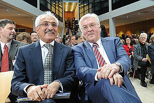 Afghanisch-deutsche Ex-Außenminister: Rangin Spanta und Frank-Walter Steinmeier in Berlin.