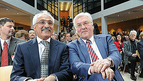 Afghanisch-deutsche Ex-Außenminister: Rangin Spanta und Frank-Walter Steinmeier in Berlin. Afghanisch-deutsche Ex-Außenminister: Rangin Spanta und Frank-Walter Steinmeier in Berlin.
