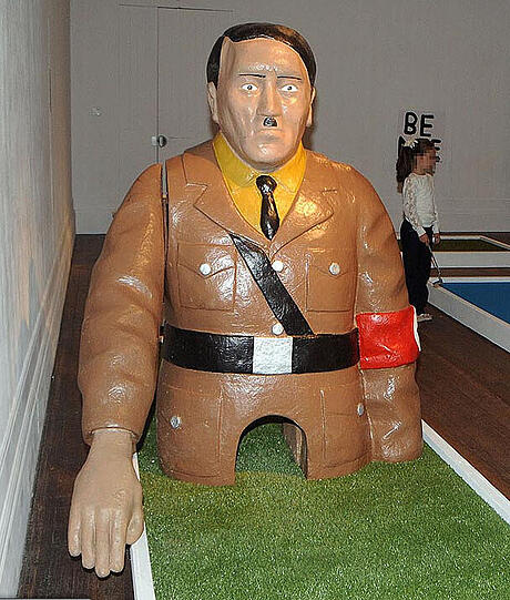 Der Kurs ist jedoch keine öffentliche Minigolf-Anlage - sie gehört zum Teil einer Kunst-Ausstellung in der Blackpool-Gallery.