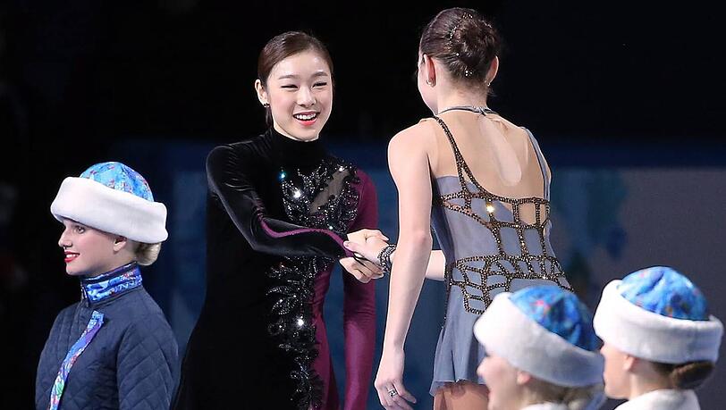 Gute Miene zum bösen Spiel: Kim Yuna gratuliert der Siegerin, der Russin Adelina Sotnikova. Gute Miene zum bösen Spiel: Kim Yuna gratuliert der Siegerin, der Russin Adelina Sotnikova.