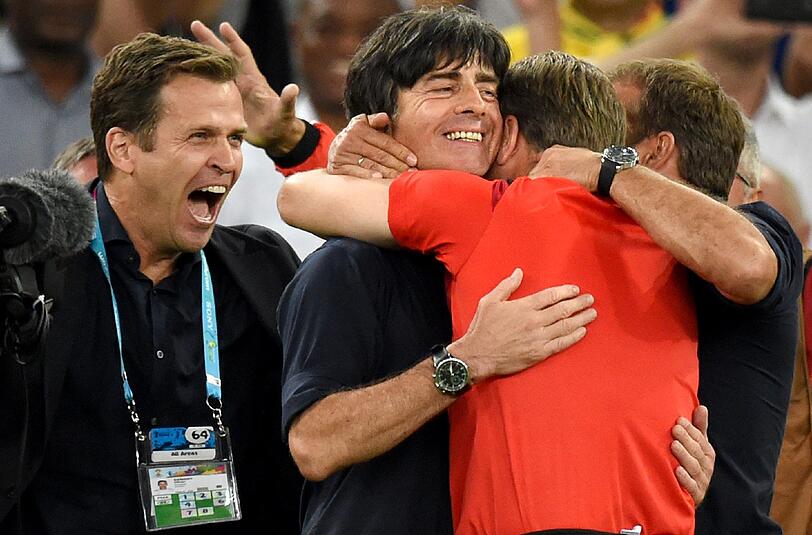 Die Verantwortlichen im Siegestaumel (v.l): Manager Oliver Bierhoff, Trainer Joachim Löw, Torwart-Trainer Andi Köpke und Co-Trainer Hansi Flick. Wie geht's weiter nach dem WM-Erfolg?