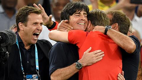 Die Verantwortlichen im Siegestaumel (v.l): Manager Oliver Bierhoff, Trainer Joachim Löw, Torwart-Trainer Andi Köpke und Co-Trainer Hansi Flick. Wie geht's weiter nach dem WM-Erfolg?