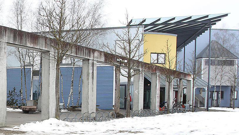 Die Titania-Therme in Neusäß - hier gibt es eine "Erlebnisgrotte", wo sich ein junges Pärchen am zweiten Weihnachtsfeiertag vergnügte. Die Titania-Therme in Neusäß - hier gibt es eine "Erlebnisgrotte", wo sich ein junges Pärchen am zweiten Weihnachtsfeiertag vergnügte.