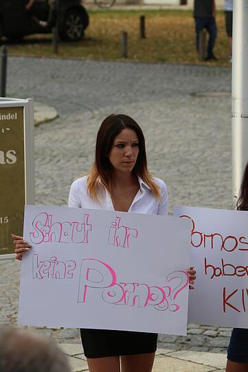 Pornodarstellerin Natalie Hot bei einer Demo vor dem Ampfinger Rathaus.