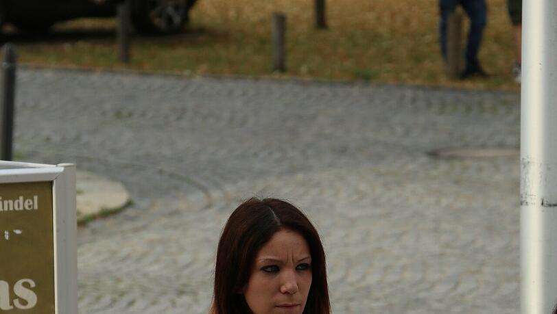 Pornodarstellerin Natalie Hot bei einer Demo vor dem Ampfinger Rathaus. Pornodarstellerin Natalie Hot bei einer Demo vor dem Ampfinger Rathaus.