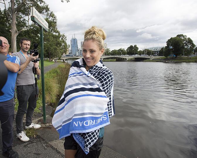 Am Tag nach ihrem großen Sieg von Melbourne stand für Angelique Kerber noch der angekündigte Sprung in den Yarra River an.