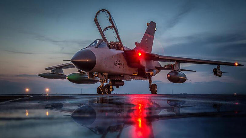 Ein Tornado spiegelt sich in einer Pfütze in Incirlik.