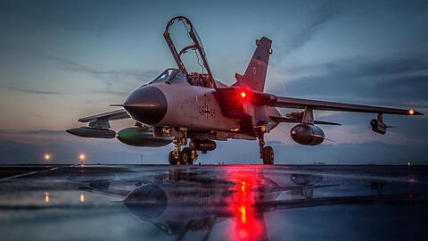 Ein Tornado spiegelt sich in einer Pfütze in Incirlik.