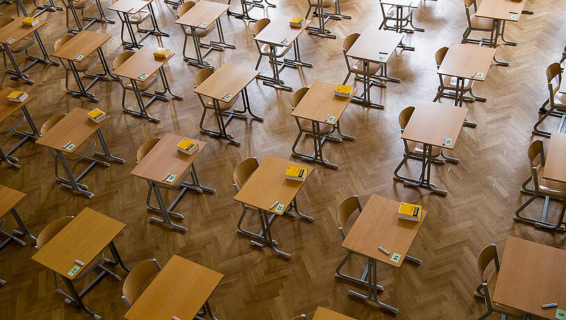 Durchnummerierte Tische stehen in der Aula des St.-Anna-Gymnasiums in München in Reih und Glied. Durchnummerierte Tische stehen in der Aula des St.-Anna-Gymnasiums in München in Reih und Glied.