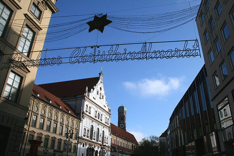 Der Stern über dem Eingang zum Christkindlmarkt in der Fußgängerzone, ist irgendwie aus der Form geraten.