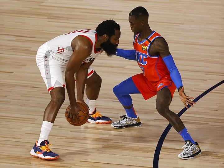 Dennis Schröder (r) von Oklahoma City Thunder gegen James Harden von den Houston Rockets.