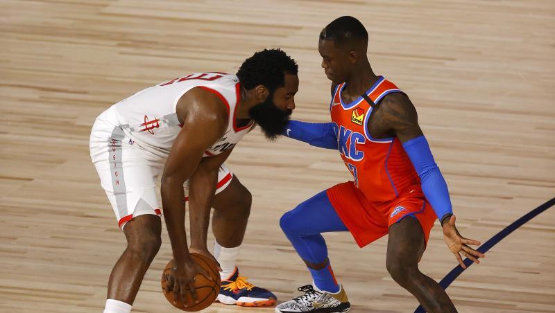 Dennis Schröder (r) von Oklahoma City Thunder gegen James Harden von den Houston Rockets. Dennis Schröder (r) von Oklahoma City Thunder gegen James Harden von den Houston Rockets.