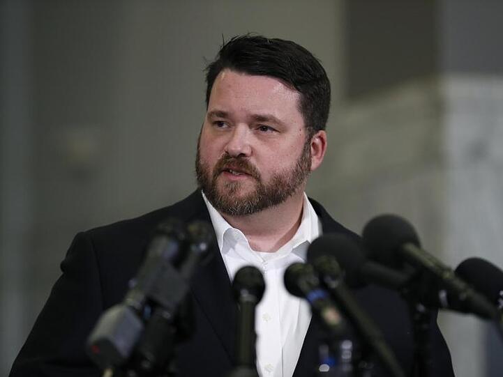 Troy Price spricht bei einer Pressekonferenz in Des Moines, Iowa. Der örtliche Parteivorsitzende der Demokraten ist zurückgetreten.