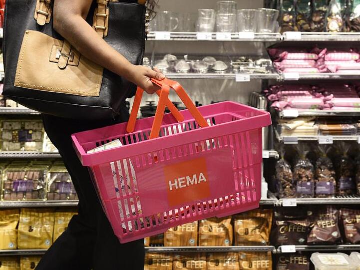 Ein Kunde trägt in einer Filiale der Handelsfirma Hema einen Korb. Foto: Facundo Facundo Arrizabalaga/EPA/Archiv