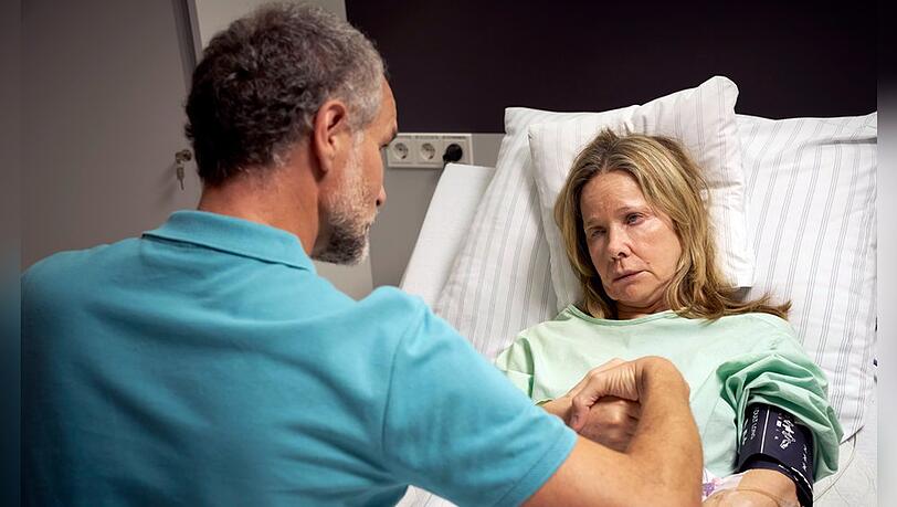 "Aus dem Leben": Sabine (Ann-Kathrin Kramer) arbeitet mit dem Logop&auml;den Herr Sachs (Makke Schneider).