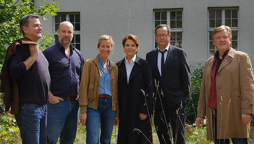 Von links: Christian Petzold, Stephan Zinner, Johanna Wokalek, Barbara Auer, Matthias Brandt und Justus von Dohn&aacute;nyi beim Dreh zu "Polizeiruf 110".