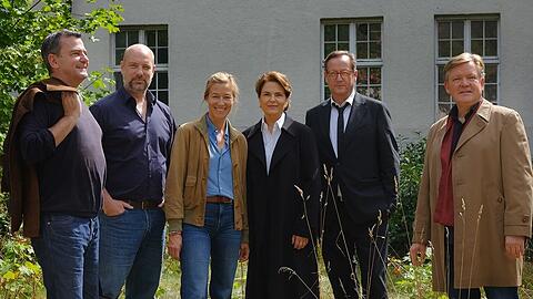 Von links: Christian Petzold, Stephan Zinner, Johanna Wokalek, Barbara Auer, Matthias Brandt und Justus von Dohn&aacute;nyi beim Dreh zu "Polizeiruf 110".