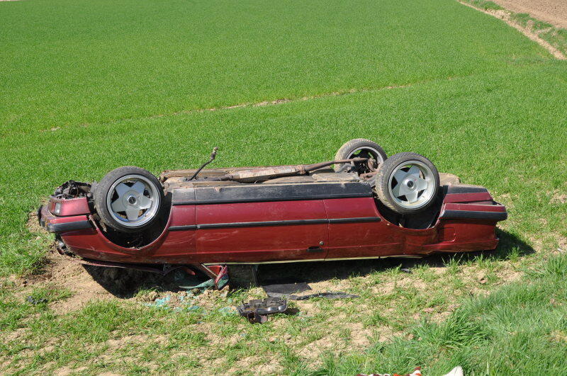 Ein Cabrio kommt von der Fahrbahn ab und überschlägt sich.
