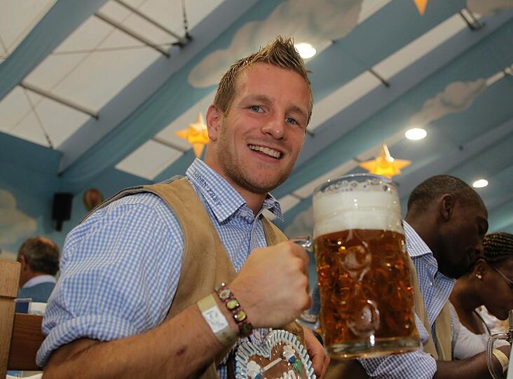 Stefan Aigner mit dem Maßkrug.