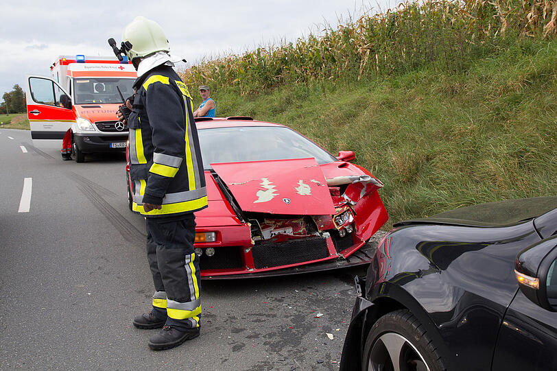 Der Lamborghini ist beim Überholen in einen Golf gekracht.