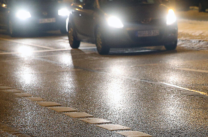 Treffen Regen und klirrende Kälte aufeinander kann es zu Blitzeis auf der Straße kommen. Das wird dann vor allem für Autofahrer gefährlich. (Archivbild)