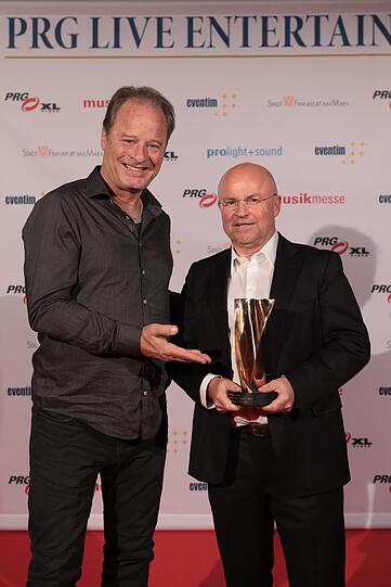 Den Preis für den Örtlichen Veranstalter 2016 erhält Fred Handwerker, Geschäftsführer der Handwerker Artist Management GmbH. Hier mit Laudator Tom Gerhardt  beim LEA Award 2017
