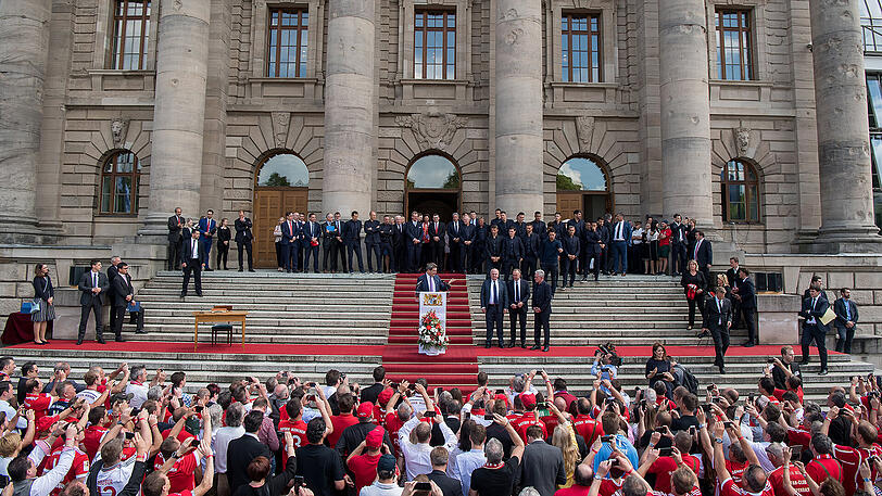 Markus Söder mit Uli Hoeneß, Karl-Heinz Rummenigge und Jupp Heynckes im Vordergrund. Dahinter: Die Mannschaft des FC Bayern.