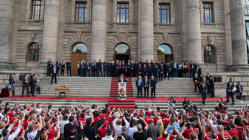 Markus Söder mit Uli Hoeneß, Karl-Heinz Rummenigge und Jupp Heynckes im Vordergrund. Dahinter: Die Mannschaft des FC Bayern. Markus Söder mit Uli Hoeneß, Karl-Heinz Rummenigge und Jupp Heynckes im Vordergrund. Dahinter: Die Mannschaft des FC Bayern.