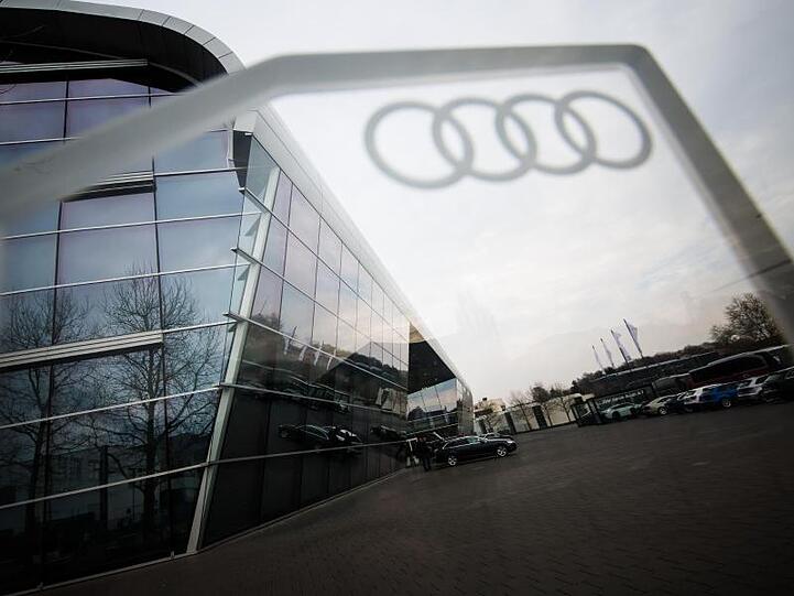 Das Audi-Logo ist an einer Ladestation für Elektrofahrzeuge vor dem Audi Forum in Neckarsulm zu sehen. Foto: Christoph Schmidt/Archiv