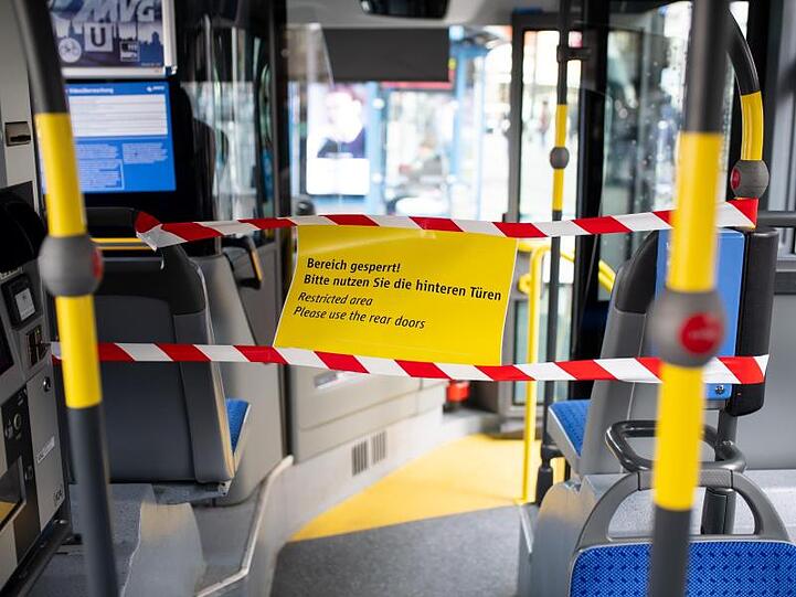 Mit Flatterband und einem Schild ist der Fahrerbereich von einem Bus der Münchner Verkehrsgesellschaft (MVG) abgesperrt.