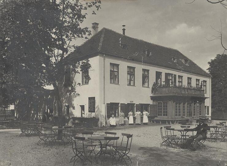 Wirtschaft Neuhofen: Einst lag das Haus an der Plinganserstraße vor den Toren der Stadt. Der ehemalige Distlhof in Mittersendling wechselte mehrmals die Besitzer und wurde 1700 unter Kurfürst Max Emanuel zum Edelsitz Neuhofen. Ende des 19. Jahrhunderts war hier ein beliebtes Ausflugslokal, das mit der Tram zu erreichen war. Das Foto wurde 1905 aufgenommen.